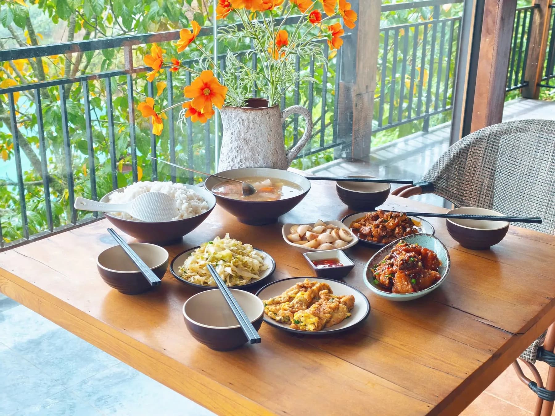 Bữa ăn bày trên bàn ngoài hiên