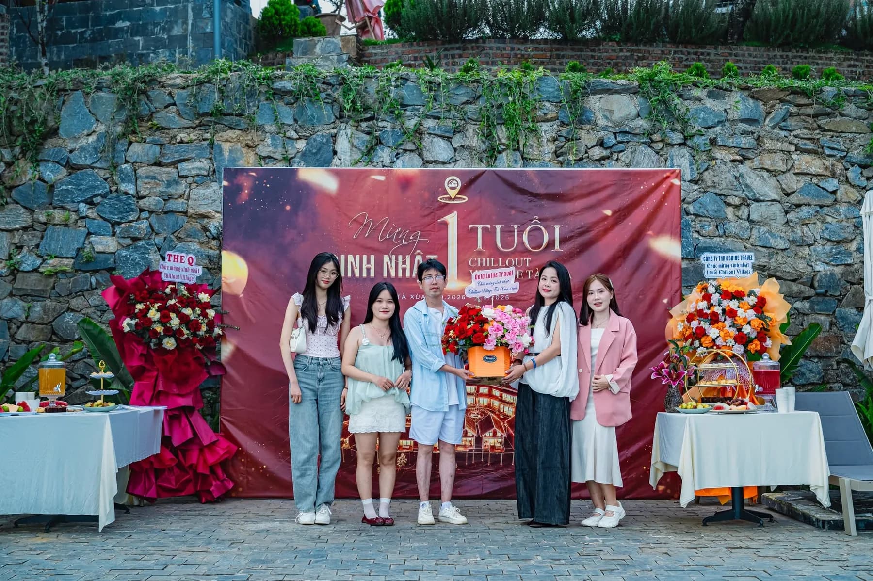 Khách chụp ảnh trước phông mừng sinh nhật 1 tuổi của Chillout Village