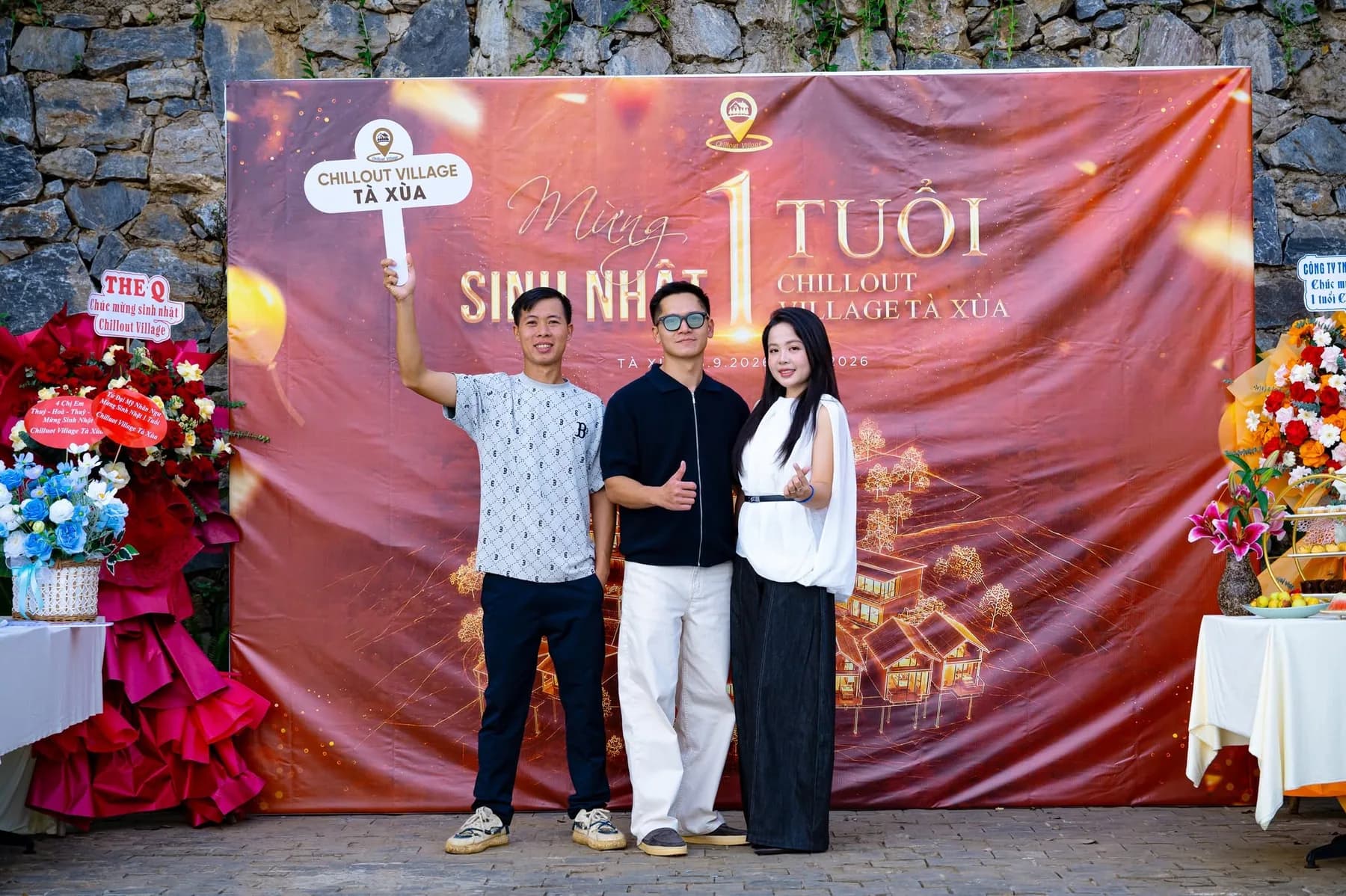 Ba người chụp ảnh tại tiệc sinh nhật 1 tuổi