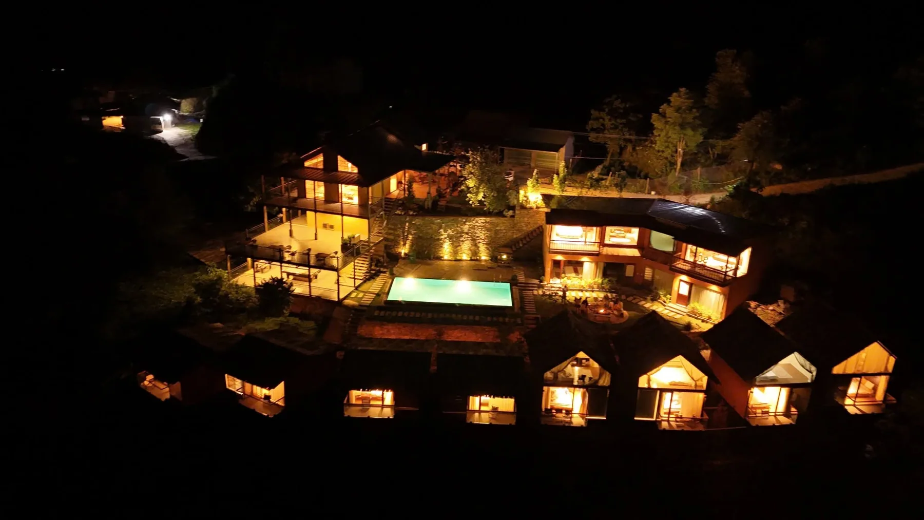 Toàn cảnh Chillout Village về đêm nhìn từ trên cao