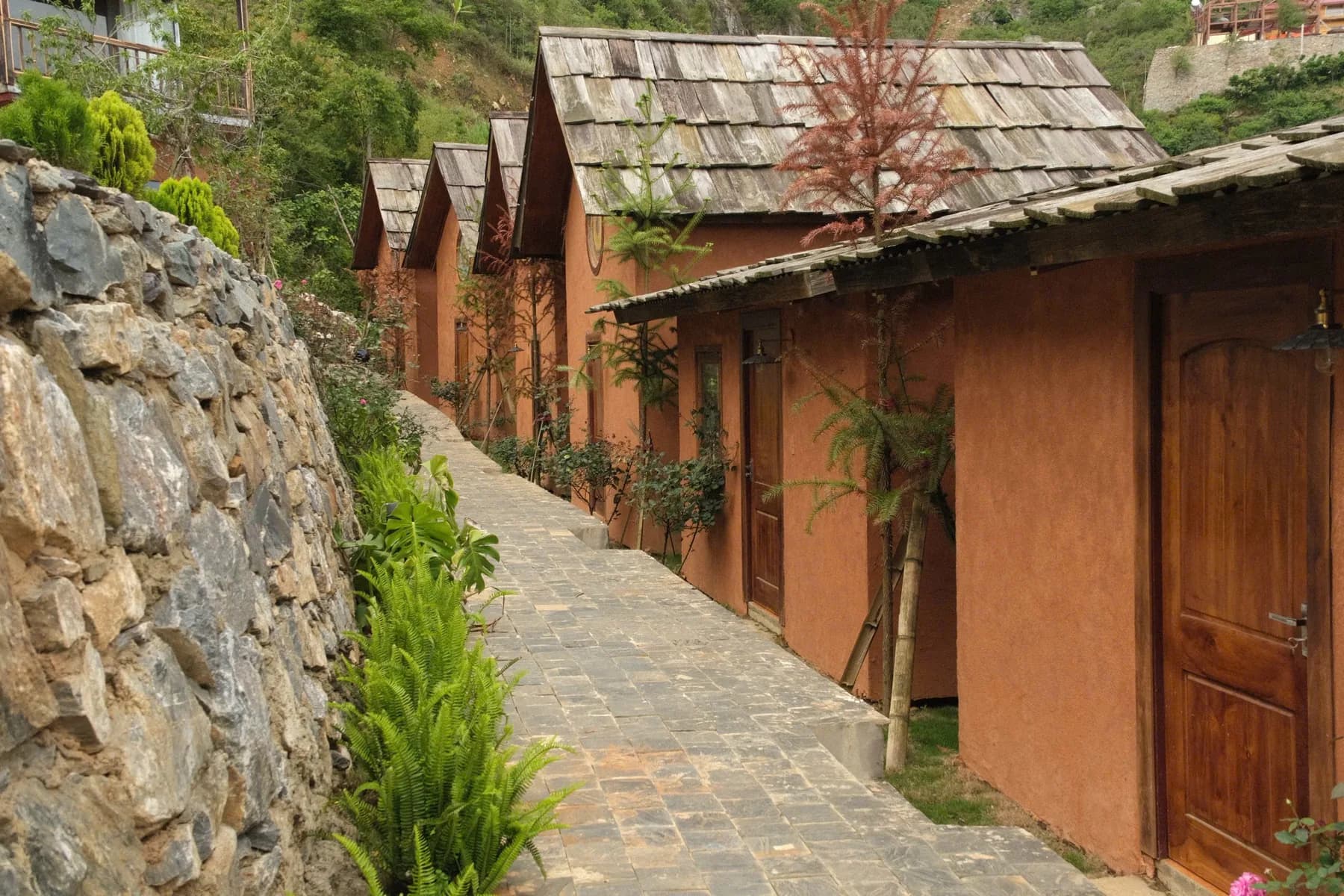 Lối đi lát đá giữa các bungalow
