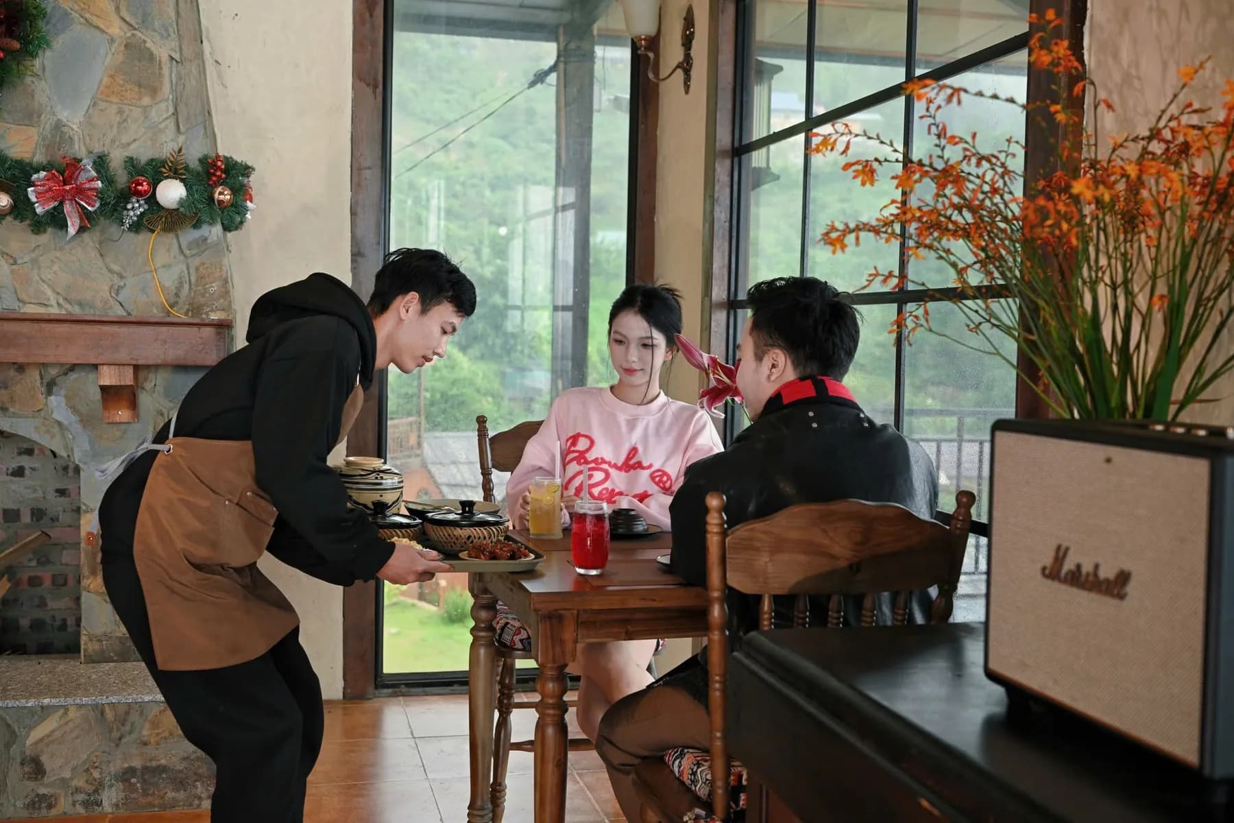 Nhân viên phục vụ khách trong nhà hàng