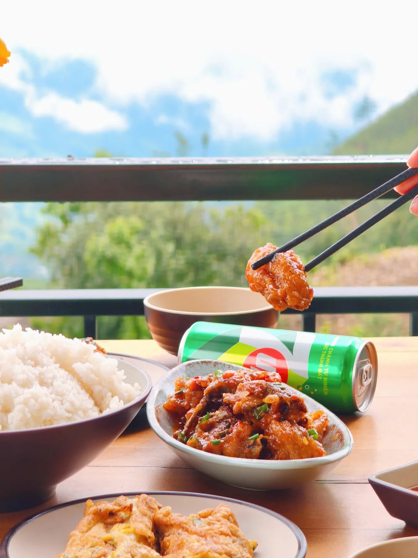 Món thịt kho, phía sau là núi