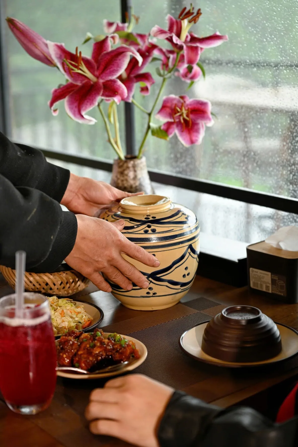 Món ăn được dọn ra bên bình hoa ly