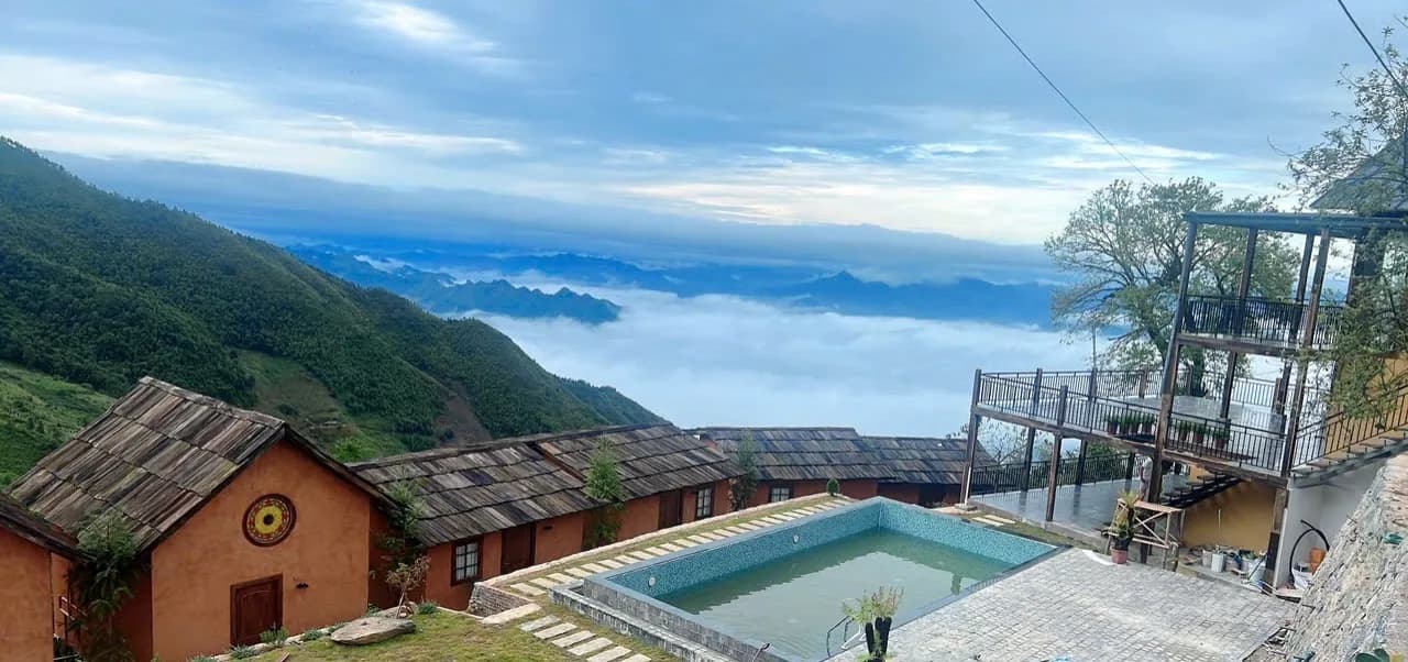 Biển mây phía sau dãy bungalow và hồ bơi