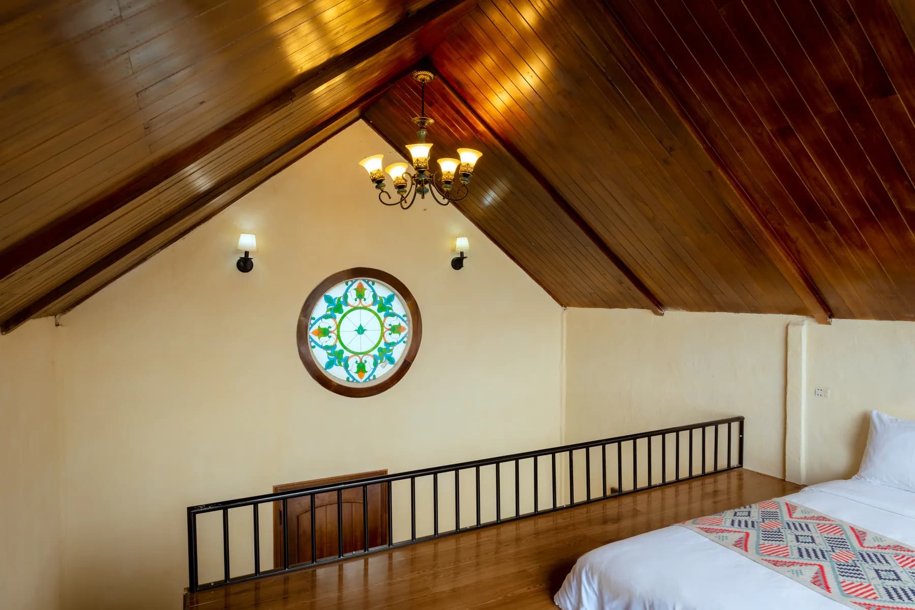 Phòng Rustic: tầng trên với cửa sổ tròn