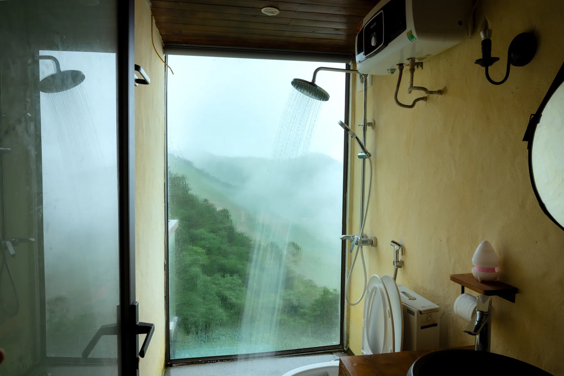 Phòng Rustic: phòng tắm vách kính nhìn ra rừng