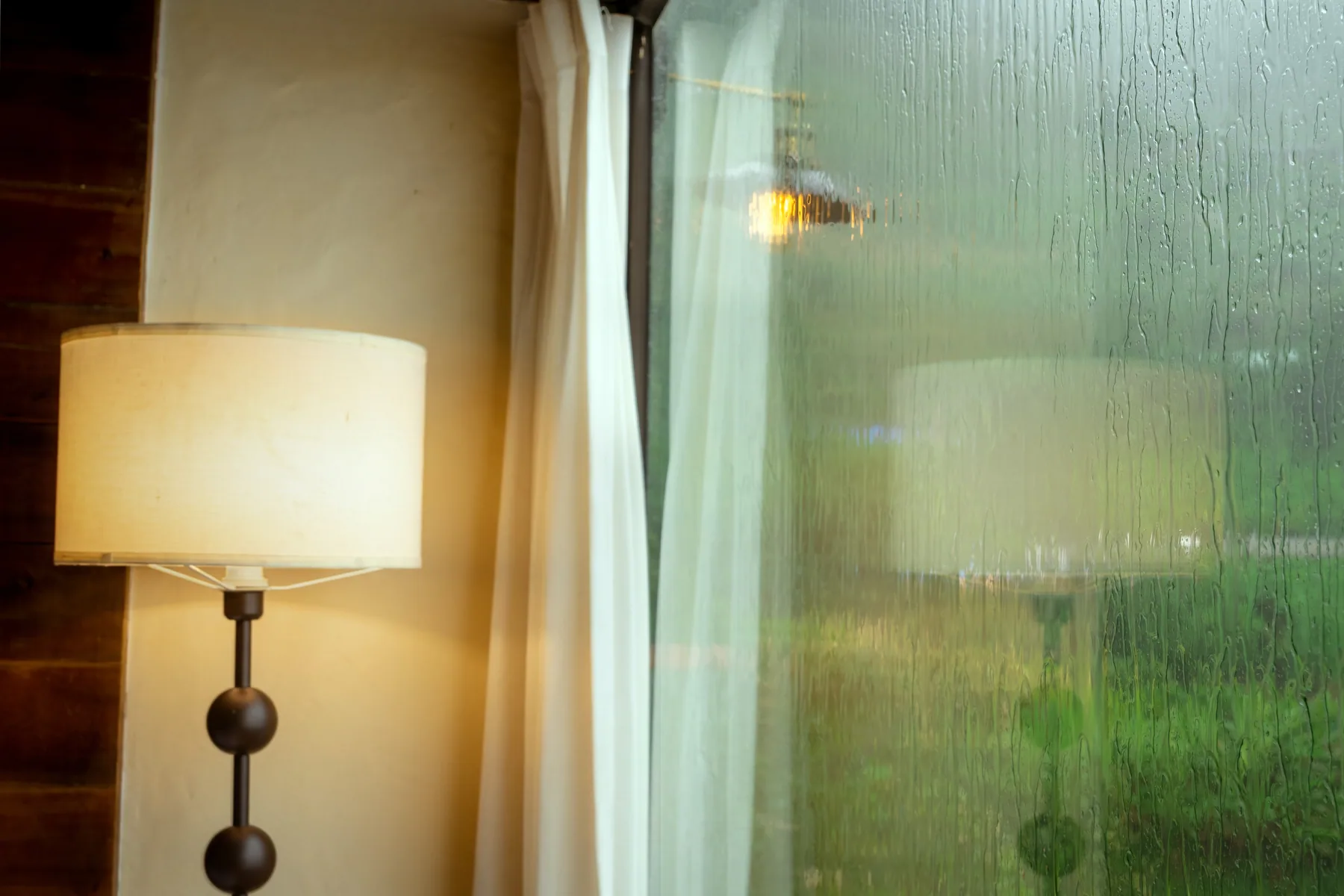 Phòng Rustic: đèn cây cạnh cửa kính