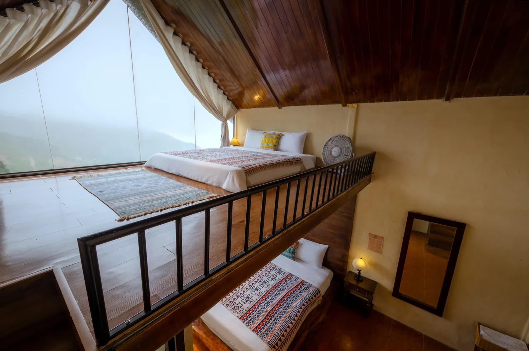 Phòng Rustic: giường nhìn từ tầng trên