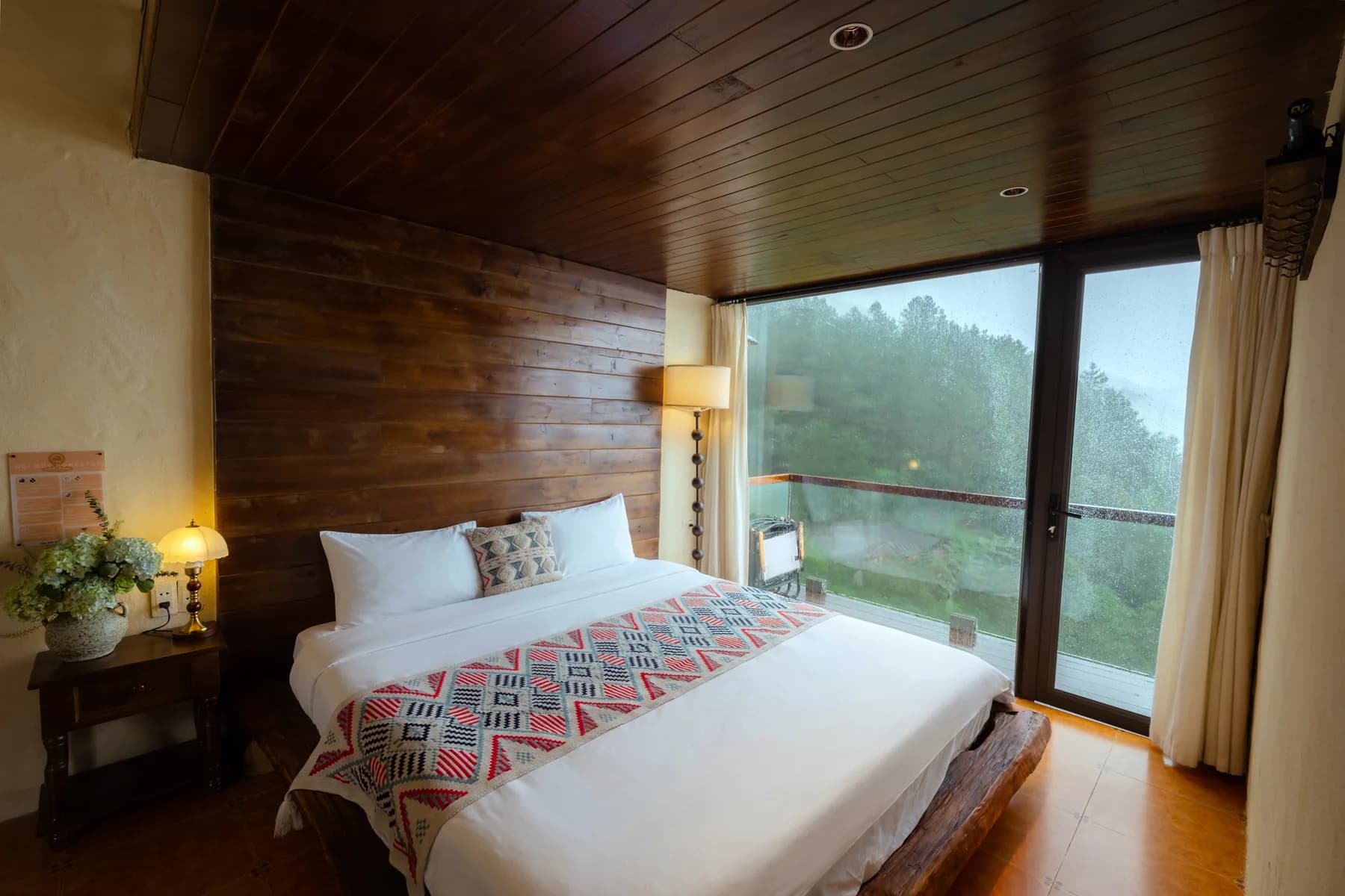 Phòng Rustic: giường cạnh vách kính lớn