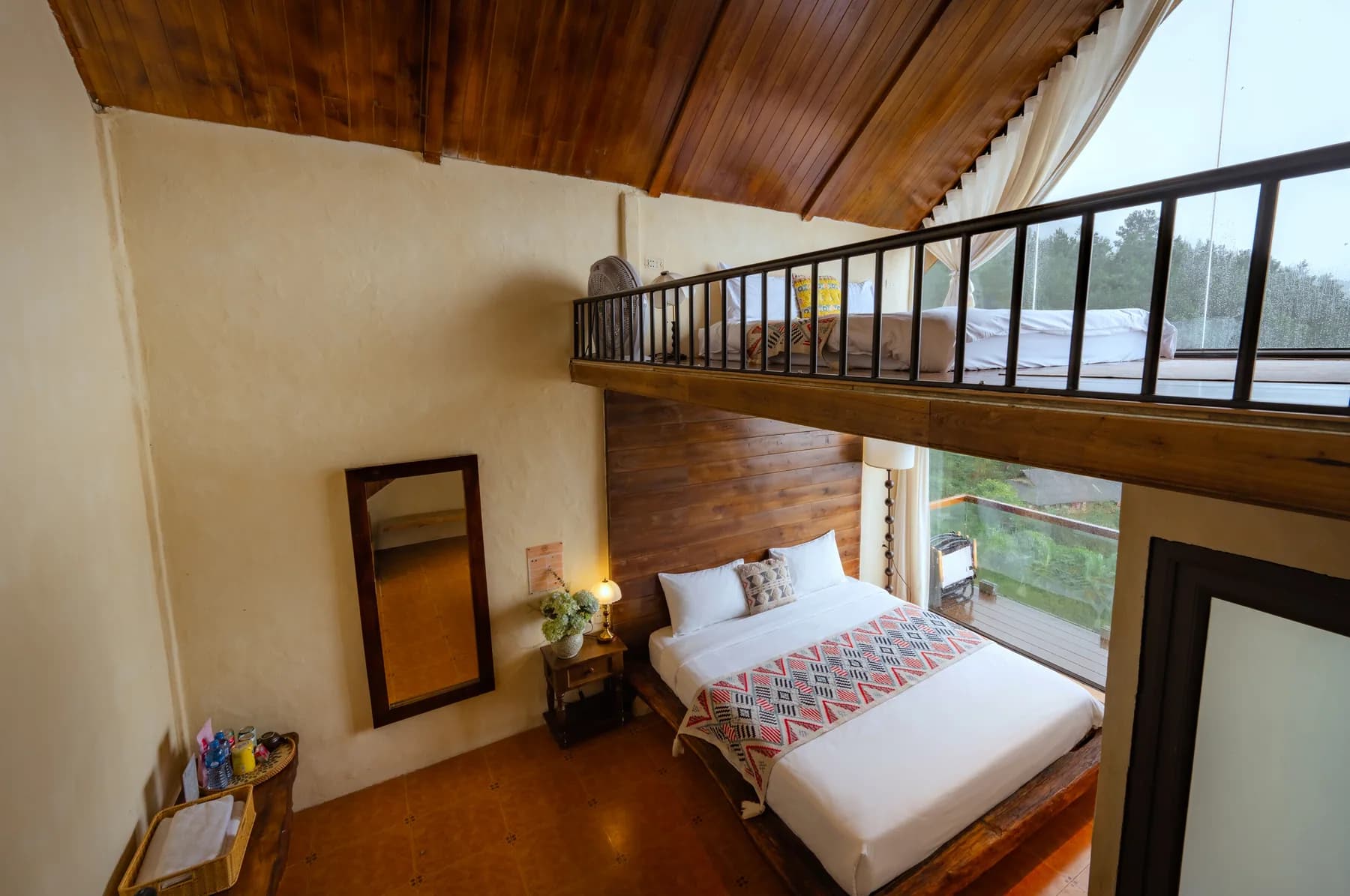 Phòng Rustic: lan can tầng trên và giường
