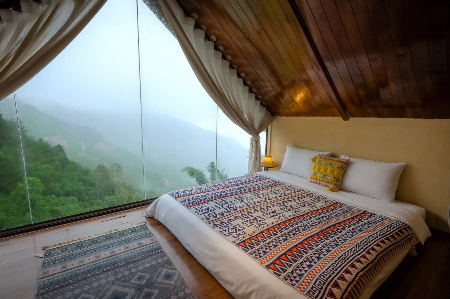 Phòng Rustic: giường dưới mái chữ A, vách kính nhìn ra rừng