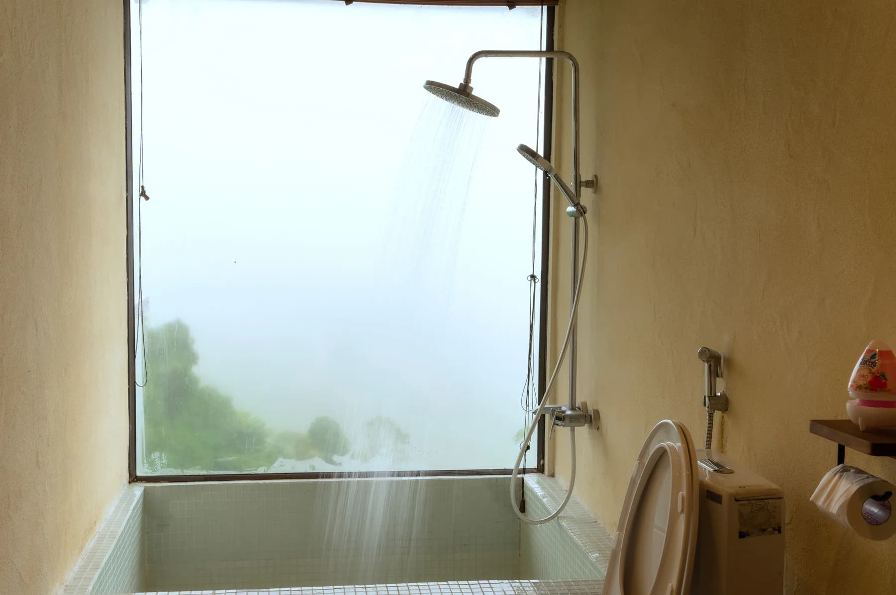 Phòng Samu: phòng tắm có bồn tắm và cửa sổ